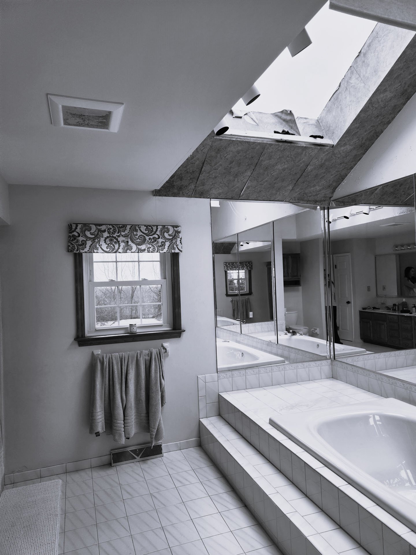 Eagleville primary bath before remodel