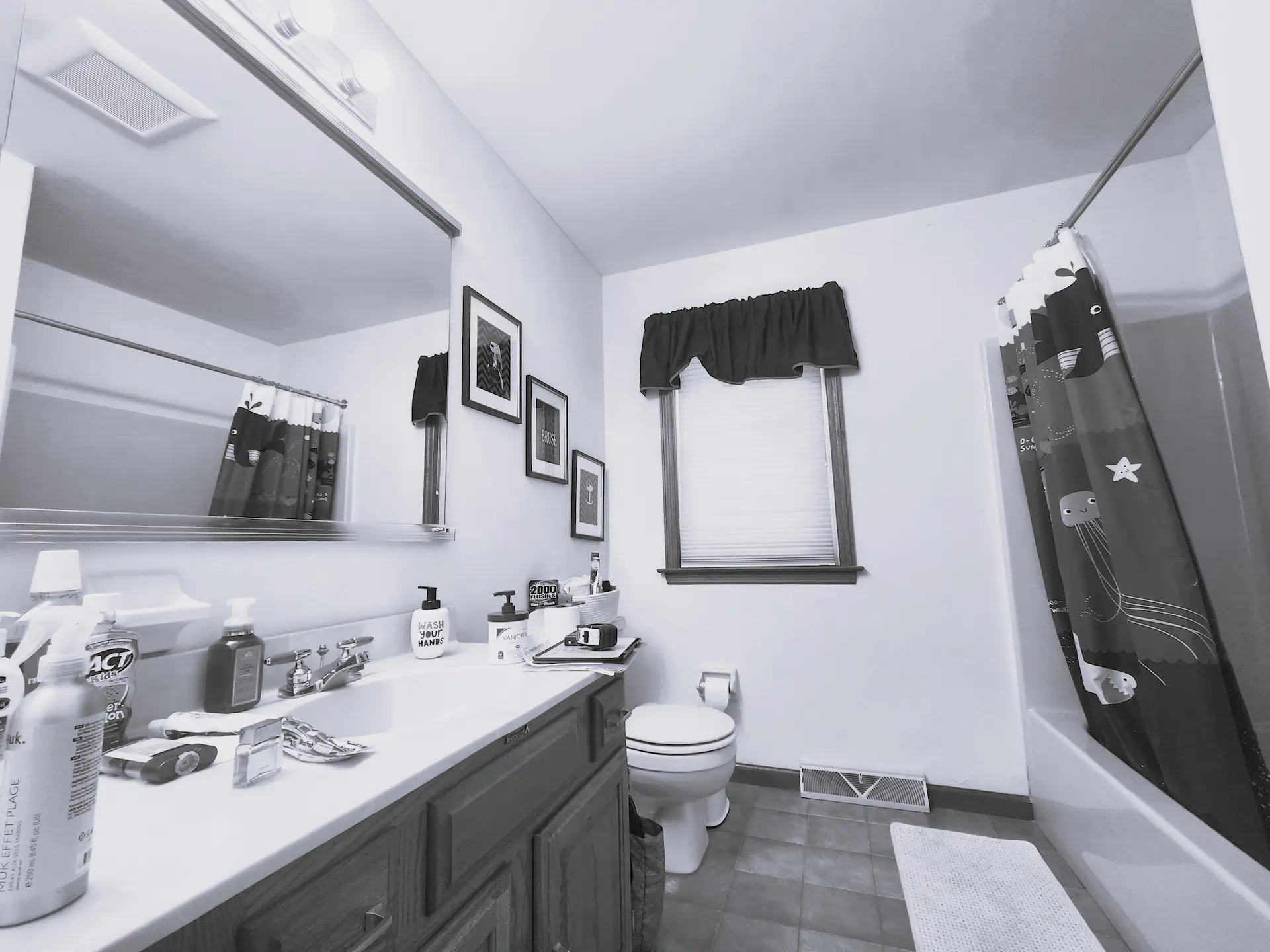 Hall bath before remodel